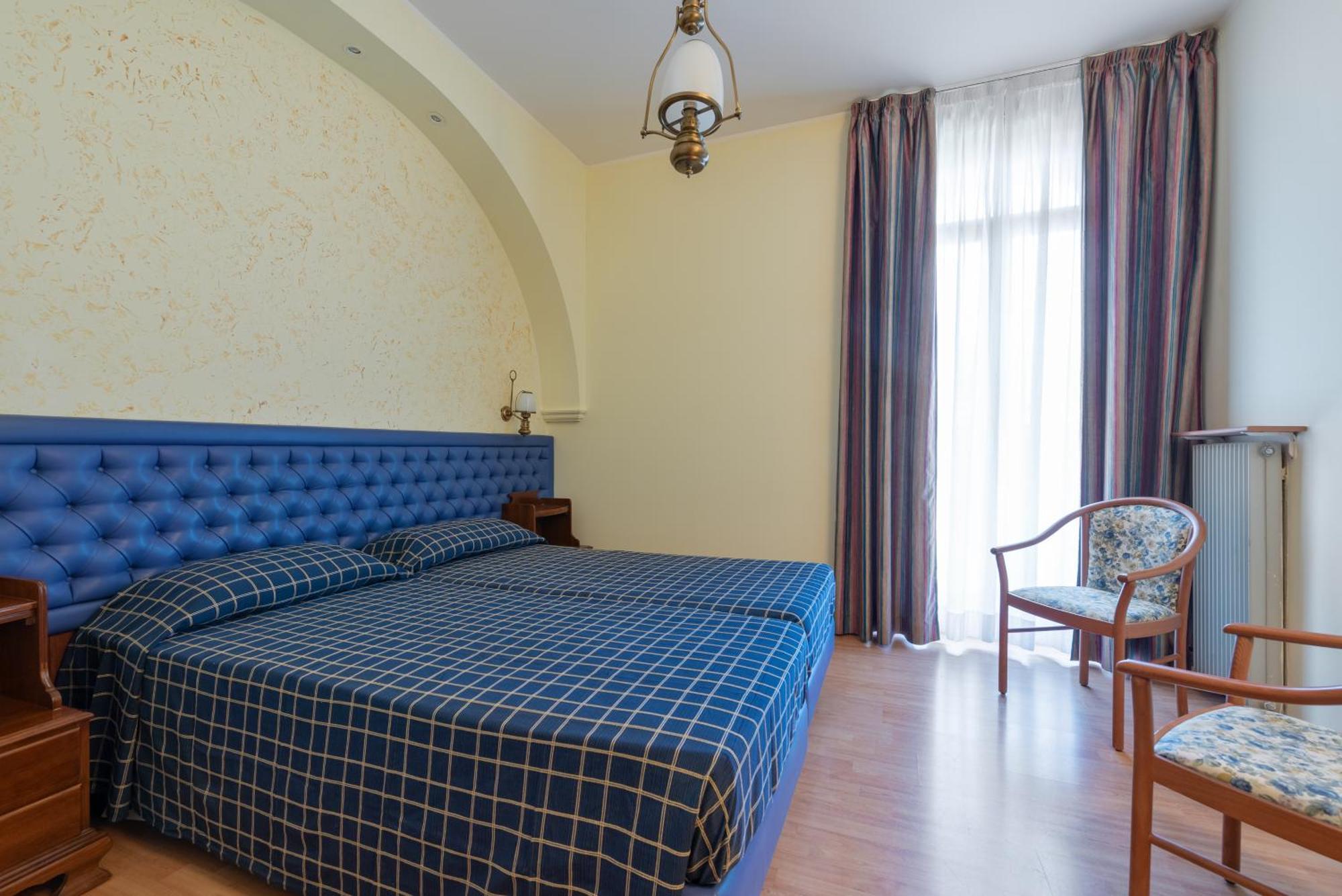 Zweibettzimmer mit seitlichem Seeblick