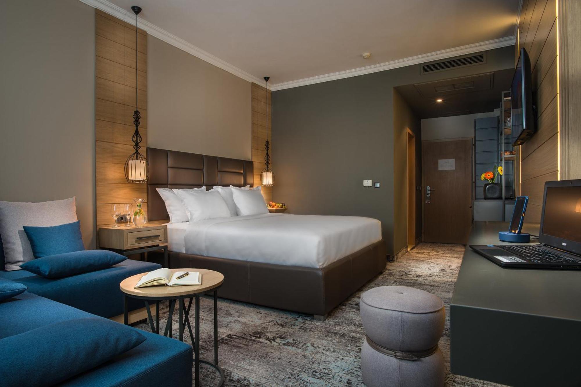Superior-Business-Zimmer mit Kingsize-Bett und kostenlosem Wasser, kostenlosem WLAN sowie kostenlosem Tee- und Kaffeekocher