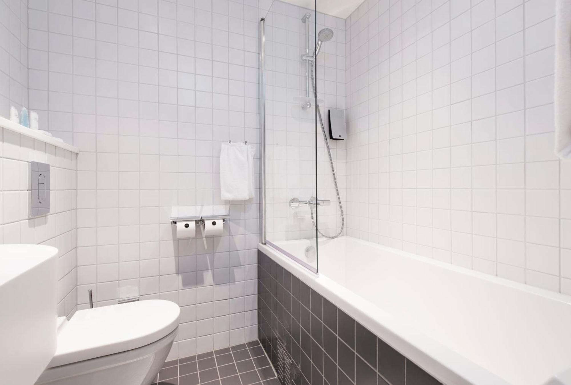 Cette petite chambre double de 9 à 11 m2 est recommandée pour 1 personne.