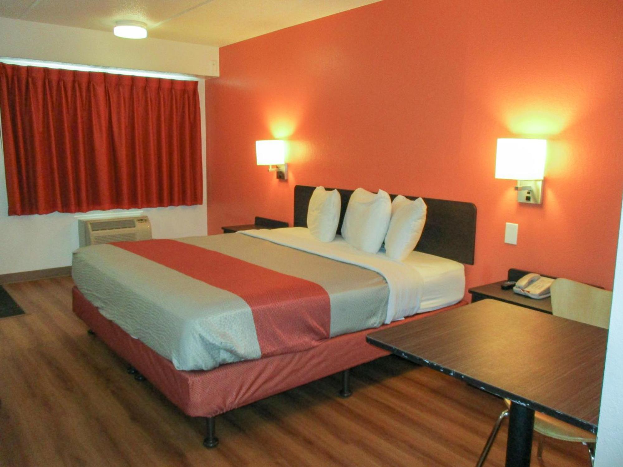 Zimmer mit Kingsize-Bett