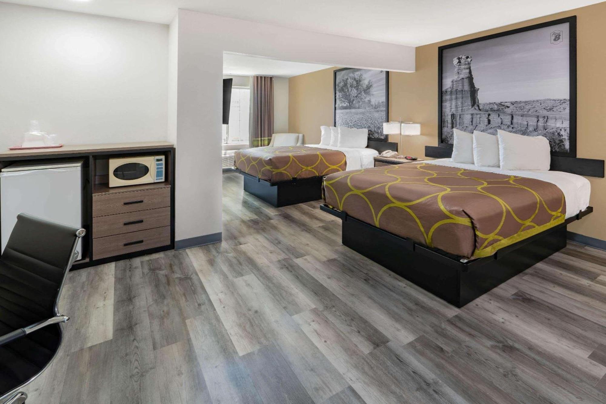 Queen Room with Two Queen Beds and Roll-In Shower - Mobility Accessible/Non-Smoking