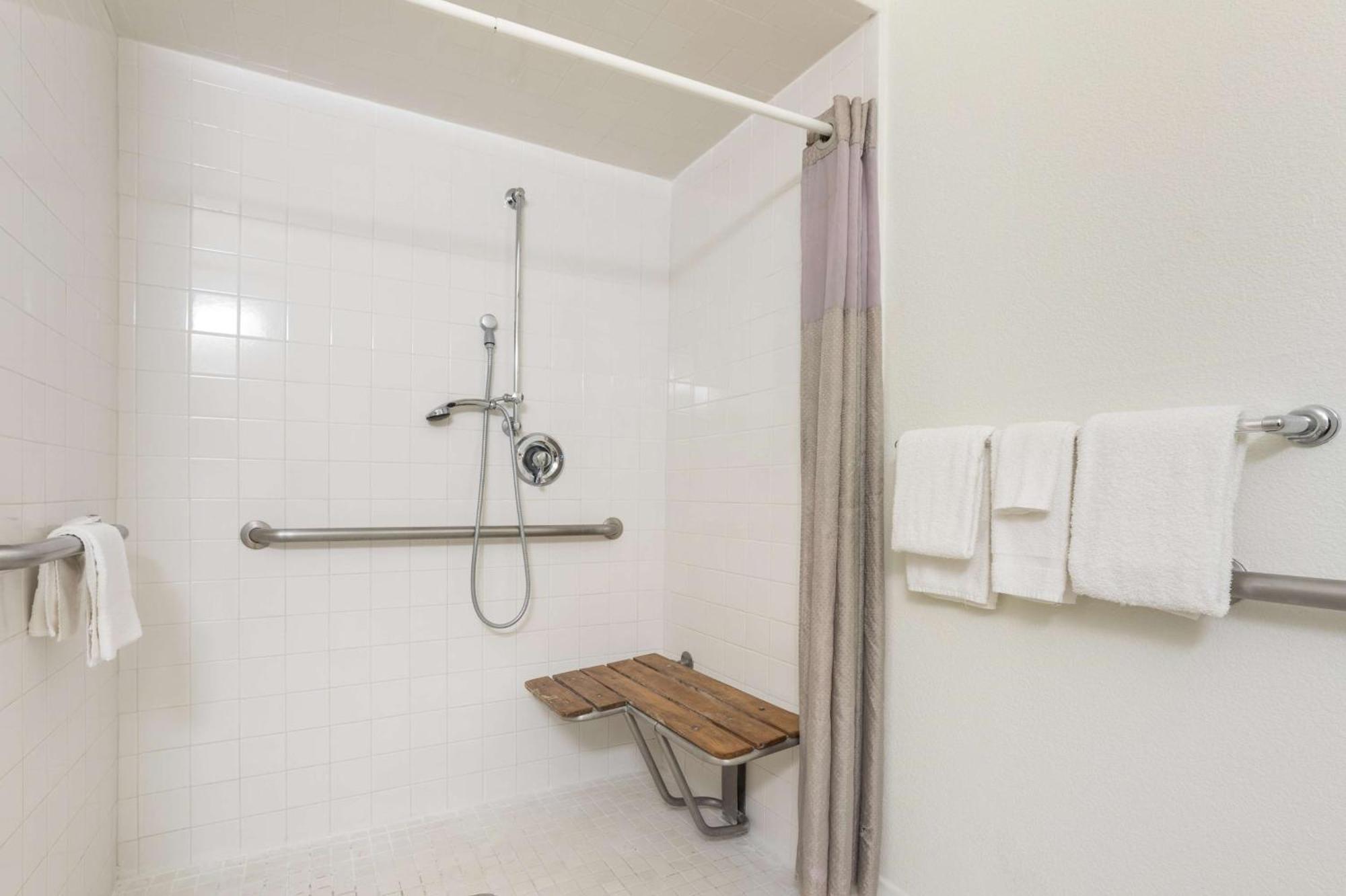 Chambre Double - Accessible aux Personnes à Mobilité Réduite - Douche Accessible en Fauteuil Roulant