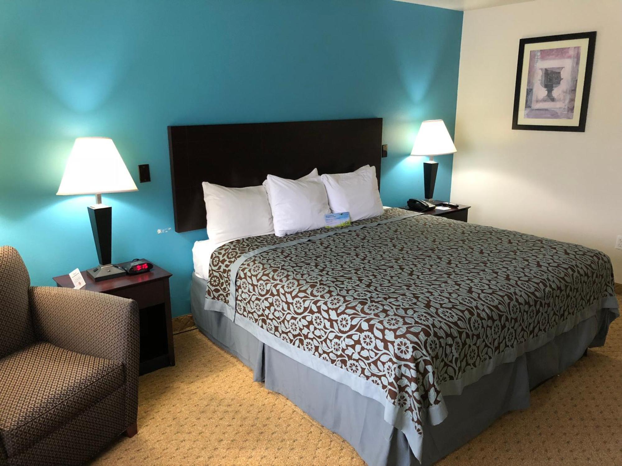 King Room with Bath Tub - Mobility Accessible/Non-Smoking