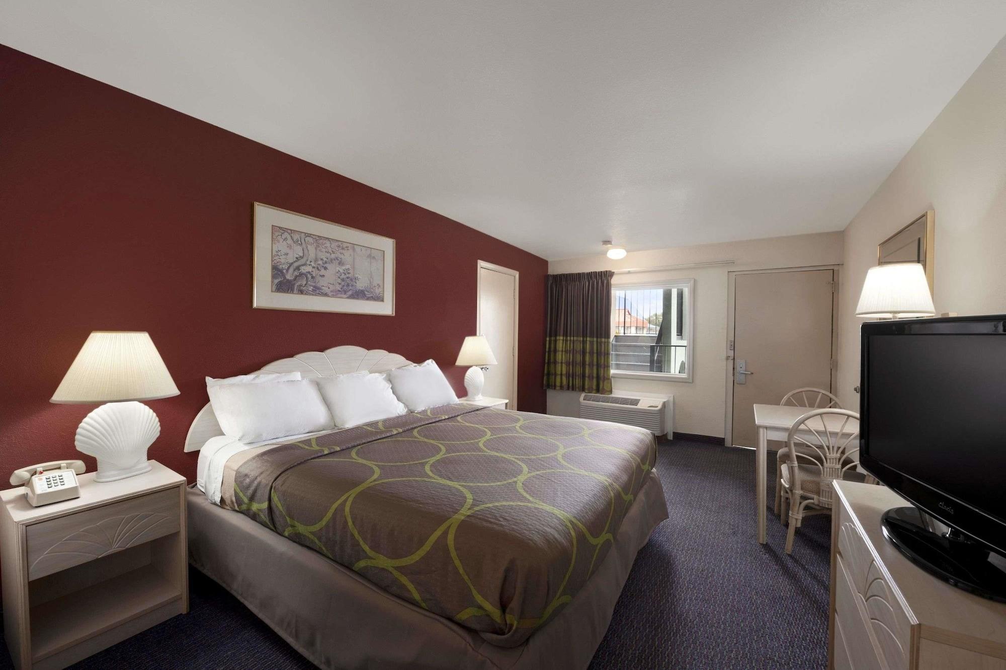 King Room with Roll-In Shower - Mobility/Hearing Accessible - Non-Smoking