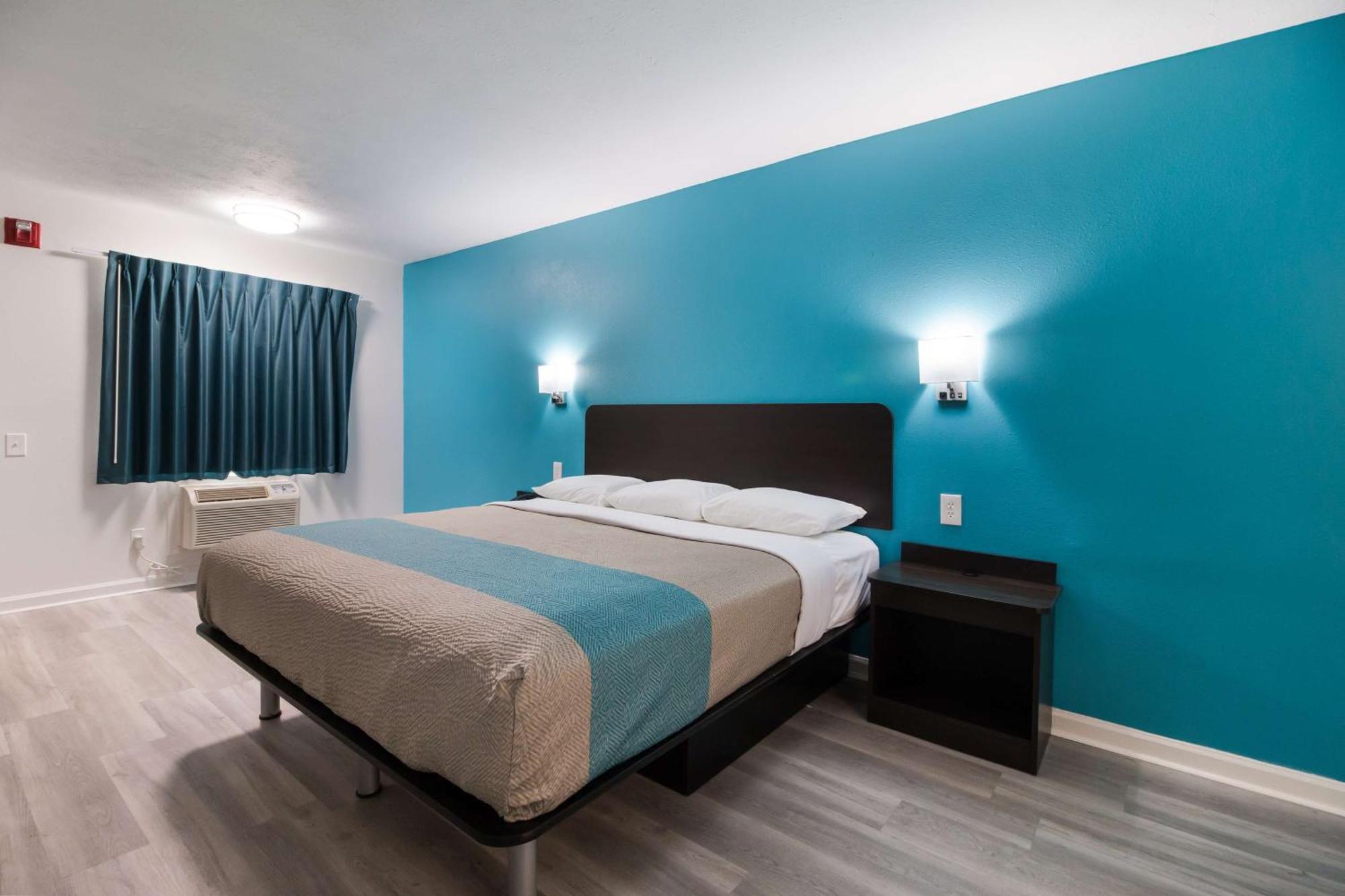 Deluxe King Room - Non-Smoking