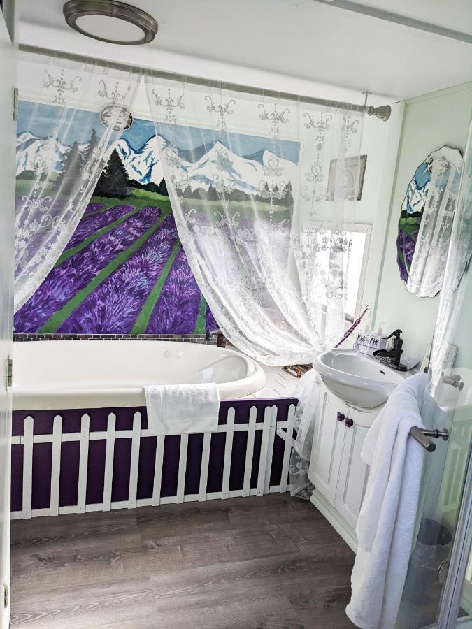 "Lavender Limited" - Queen Studio Private Caboose with Kitchen