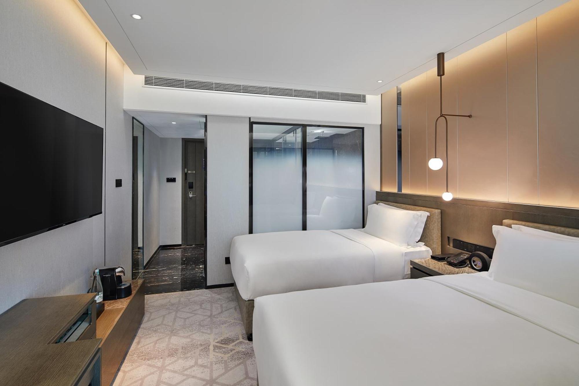 Executive Room(Only 'Four Seasons' and 'Cafe 25' offer 30% discount)