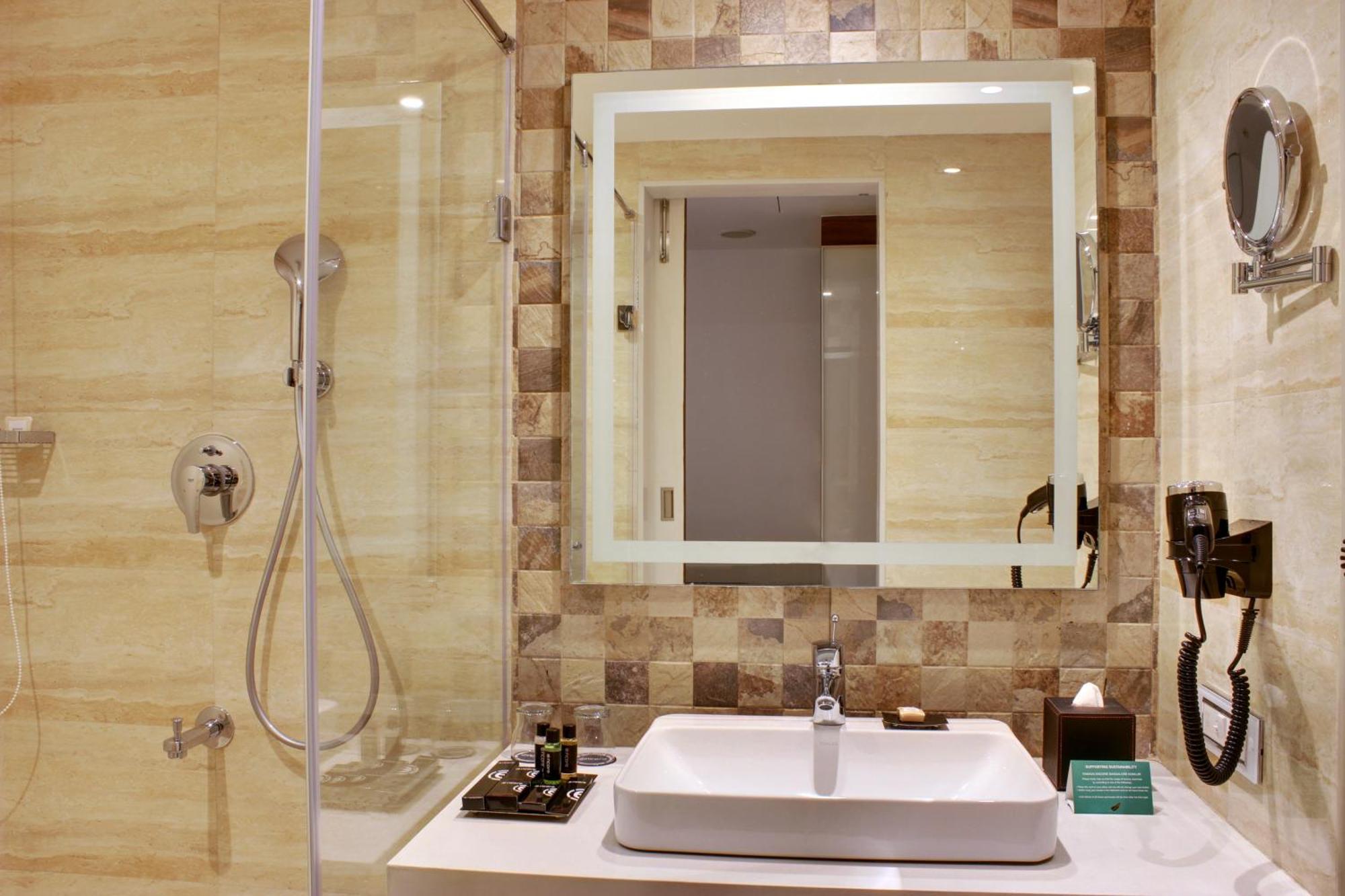 Deluxe Queen Room - Mobility Access/Non-Smoking with with 15% Discount on Food and Soft Beverage