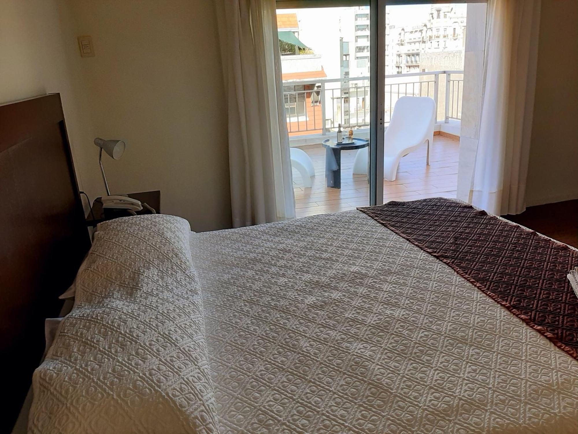 Habitación con cama grande y balcón