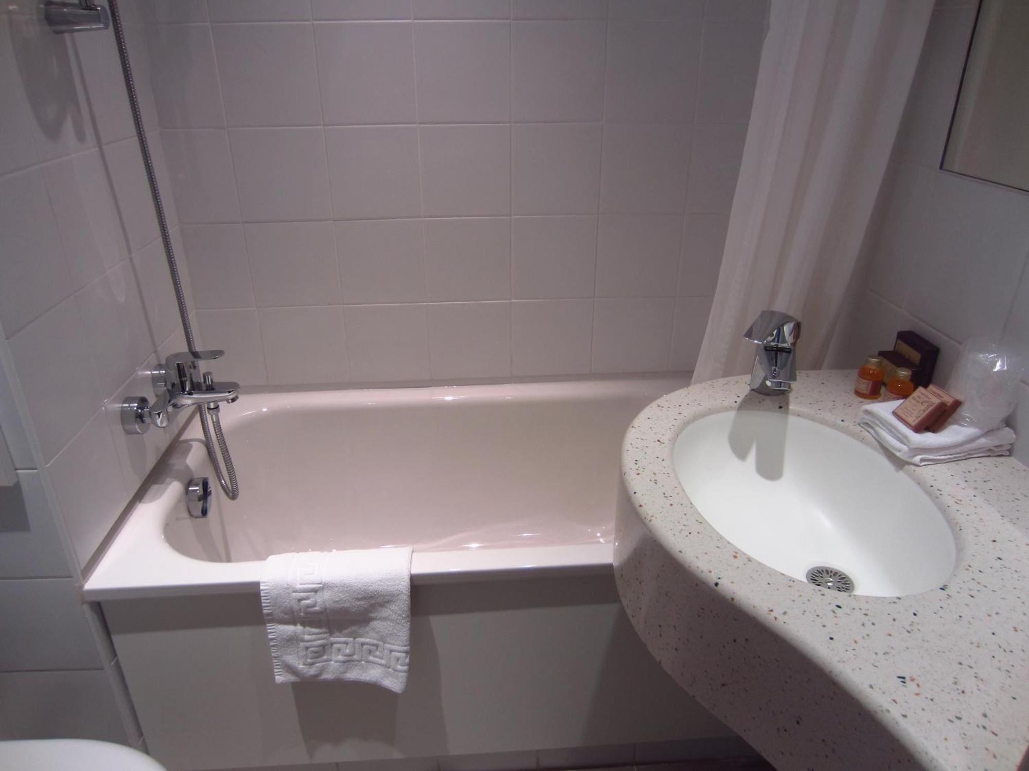 Quarto Clássico com 2 Camas de Solteiro