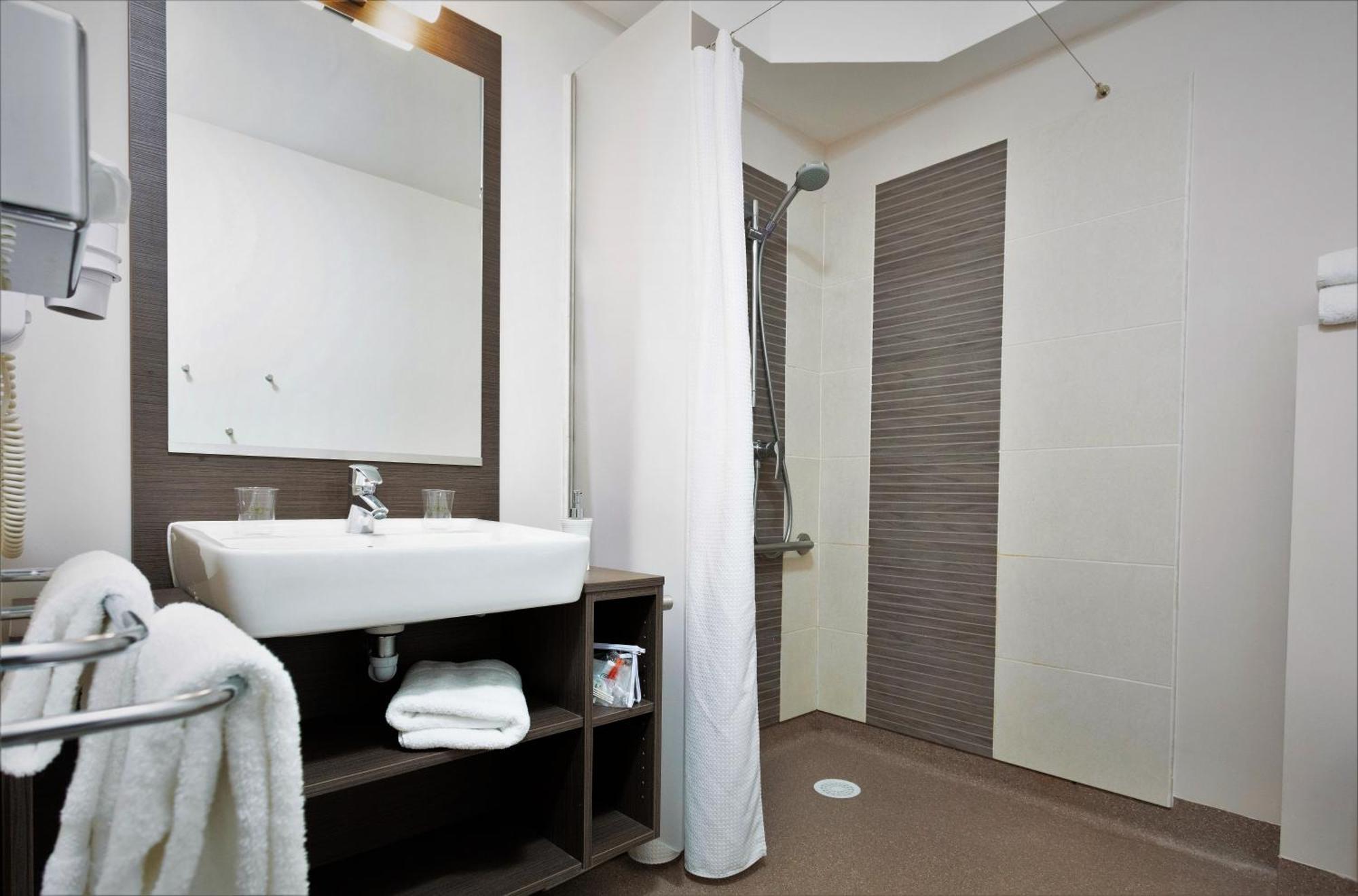 Chambre Triple Familiale 2 Chambres (2 Adultes + 1 Enfant)