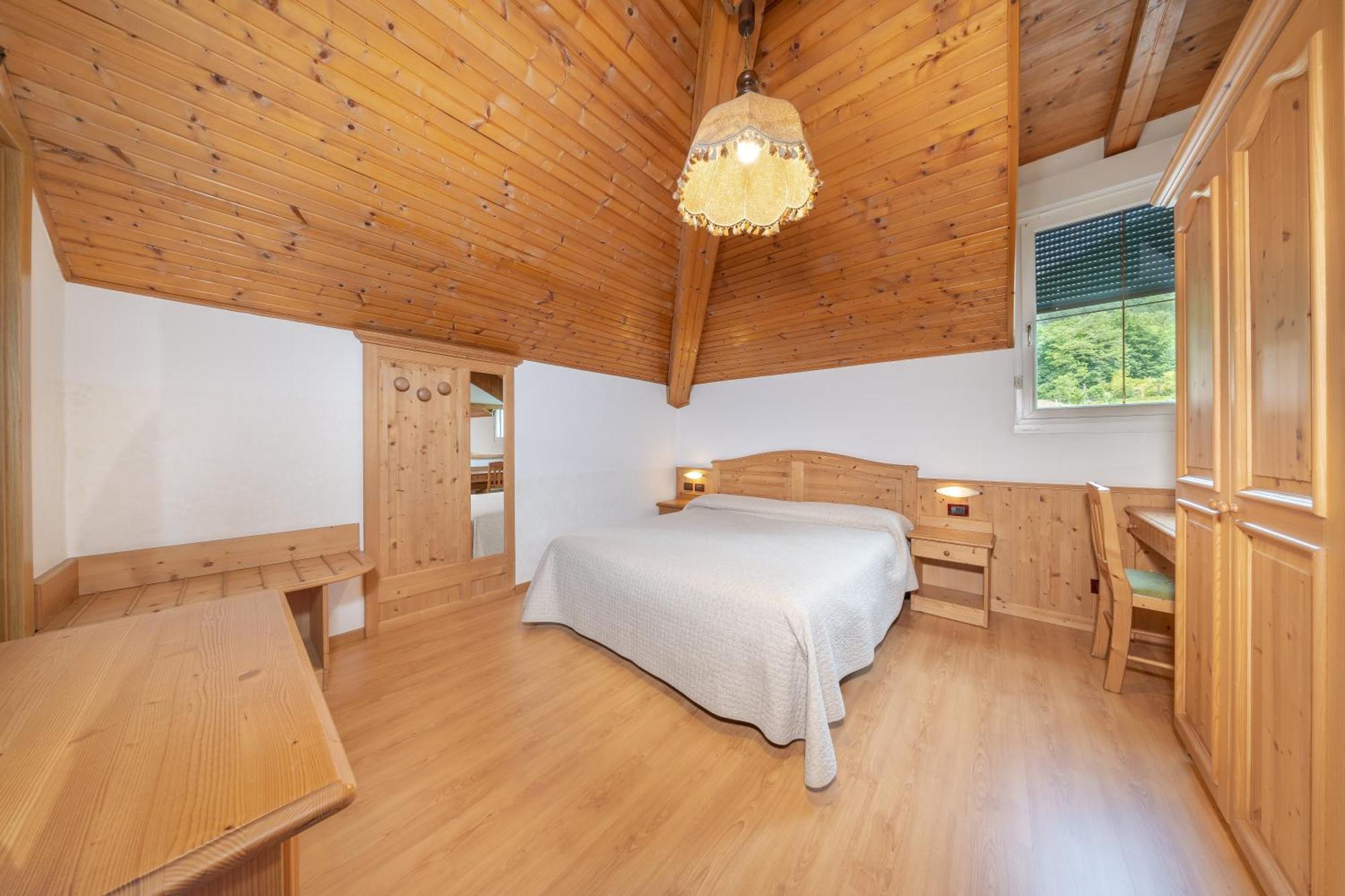 Doppelzimmer mit kleinem Doppelbett