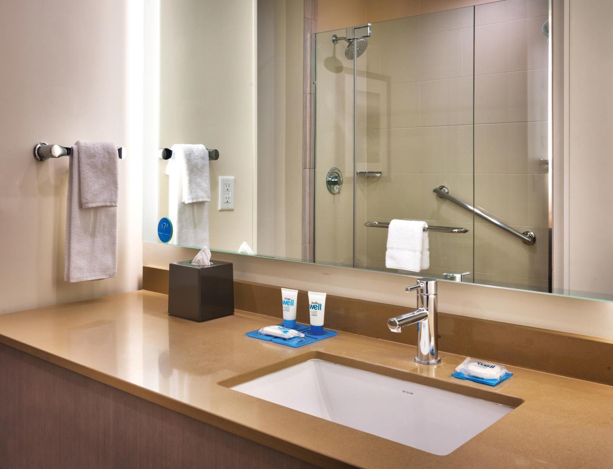 Den King Room with Roll-in Shower - Disability Access,711478381:JPEG