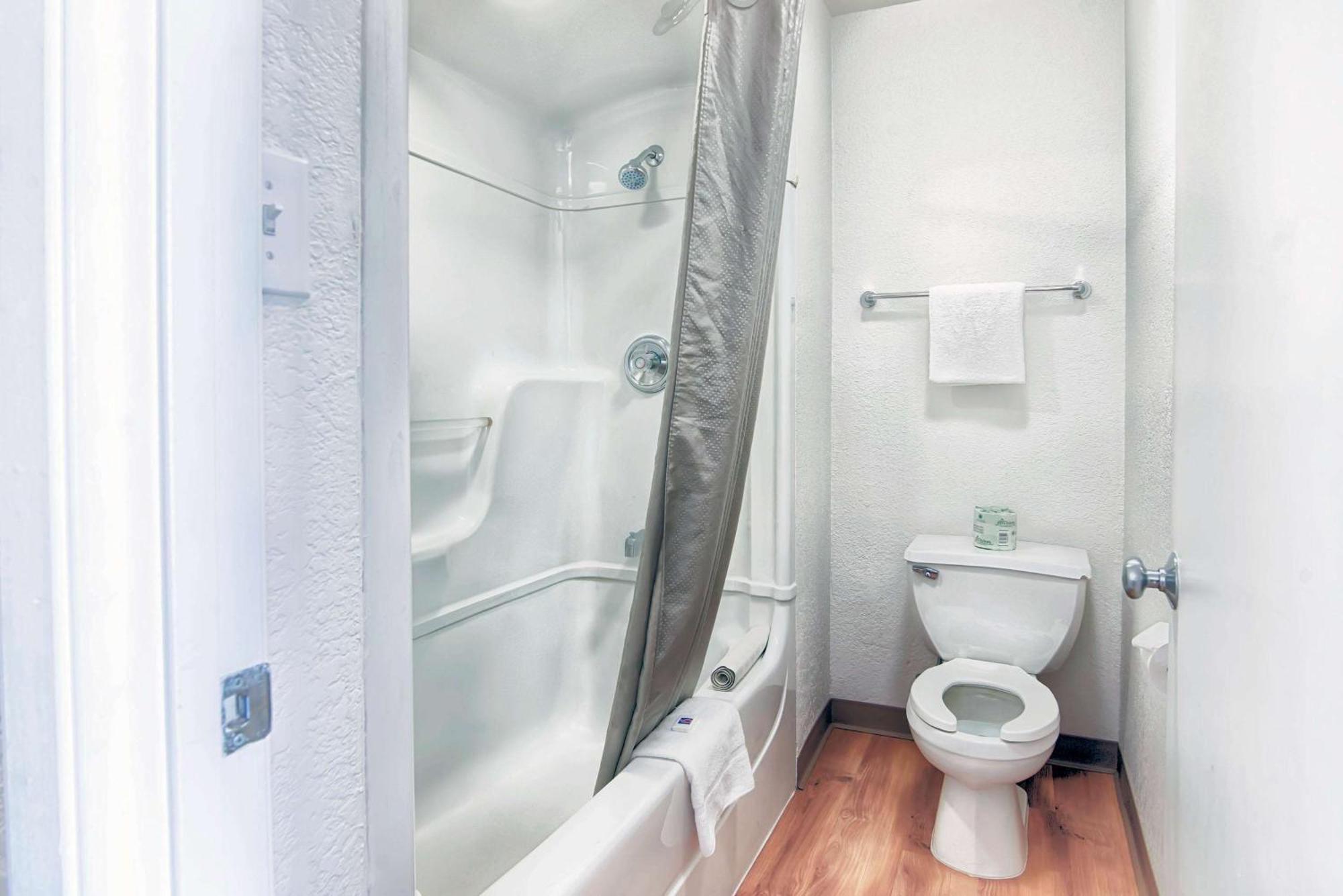 Double Room - Disability Access - Roll In Shower
