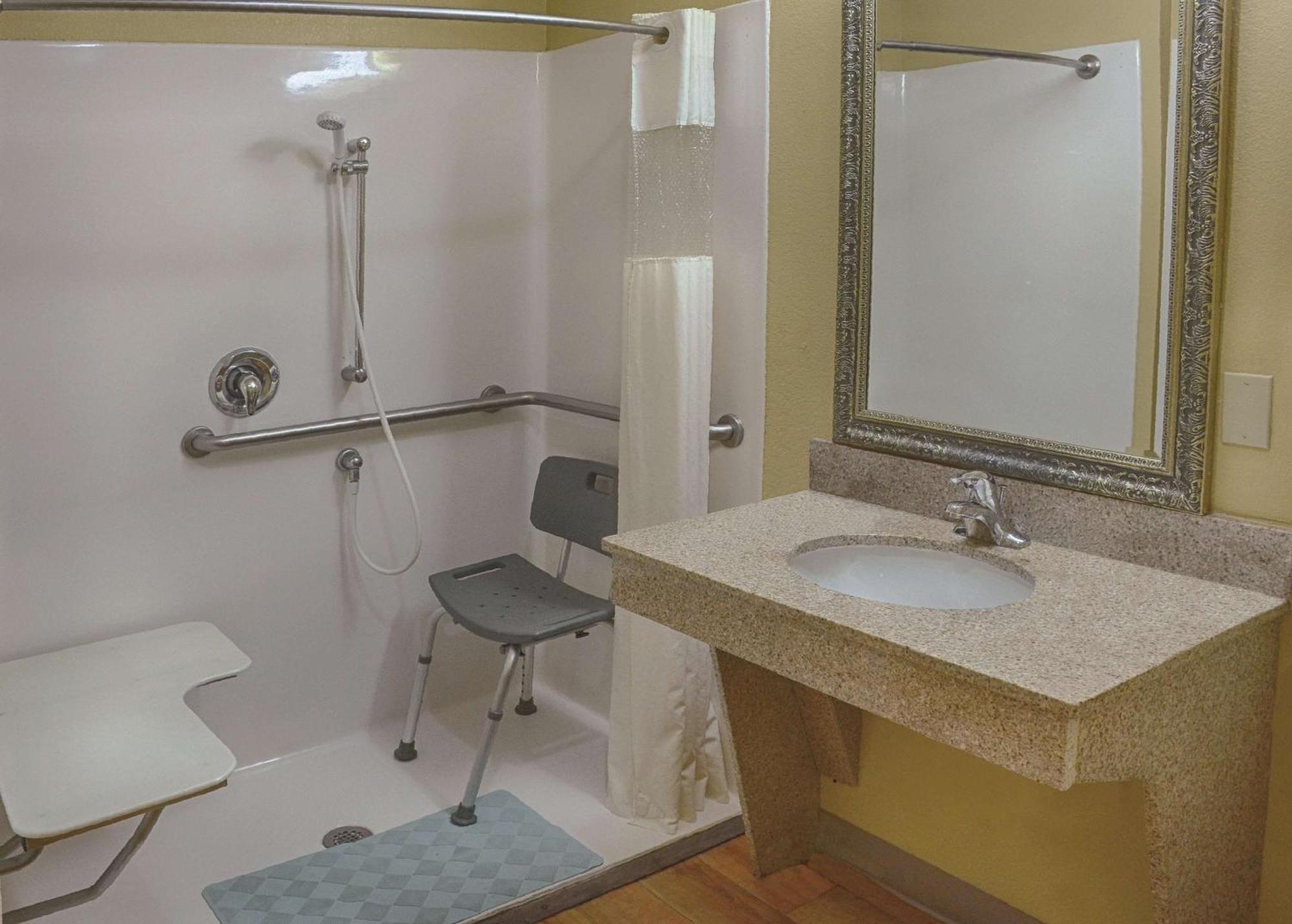 King Room with Bath Tub - Mobility/Hearing Accessible - Non-Smoking