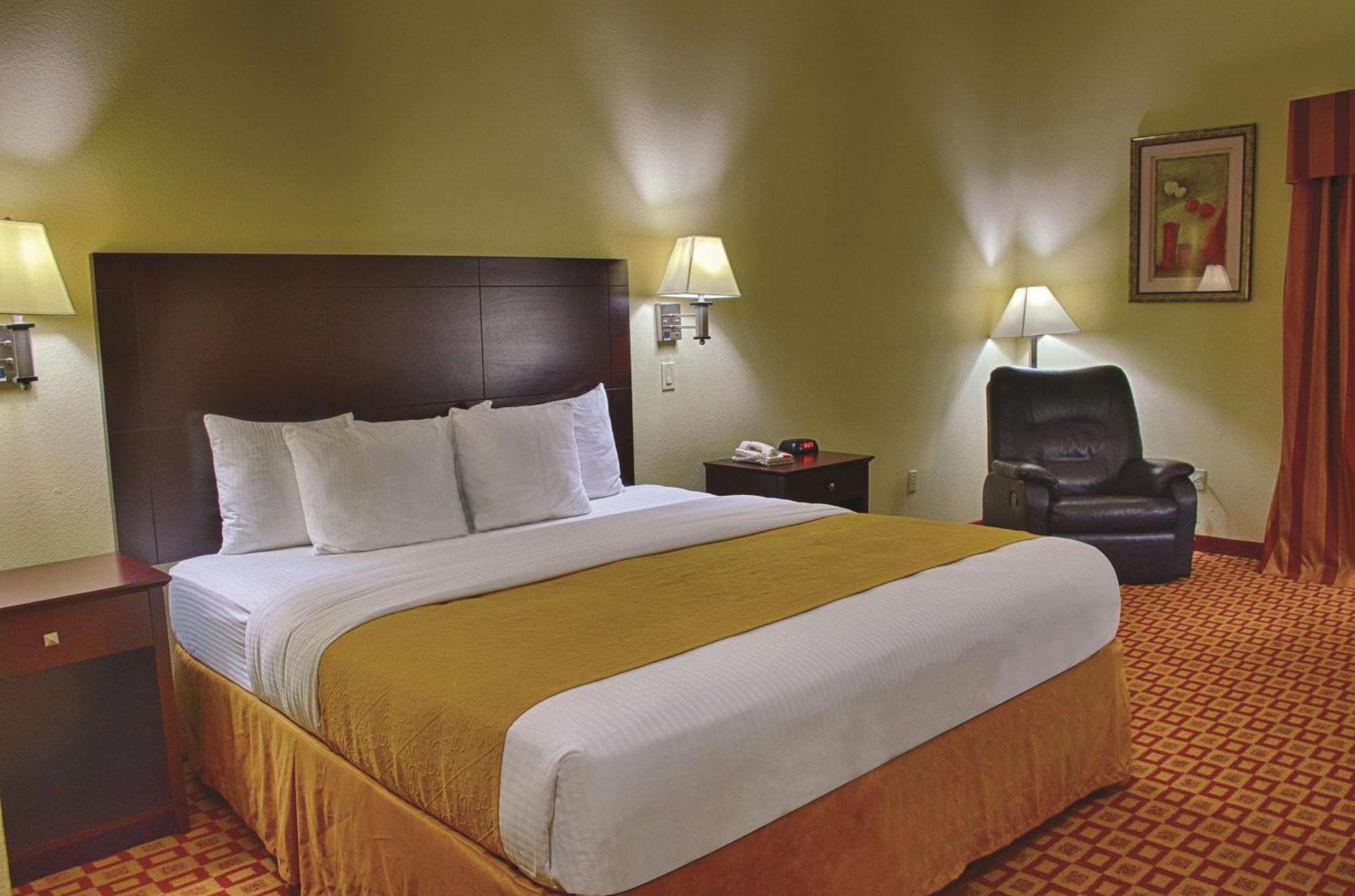 King Room with Bath Tub - Mobility/Hearing Accessible - Non-Smoking