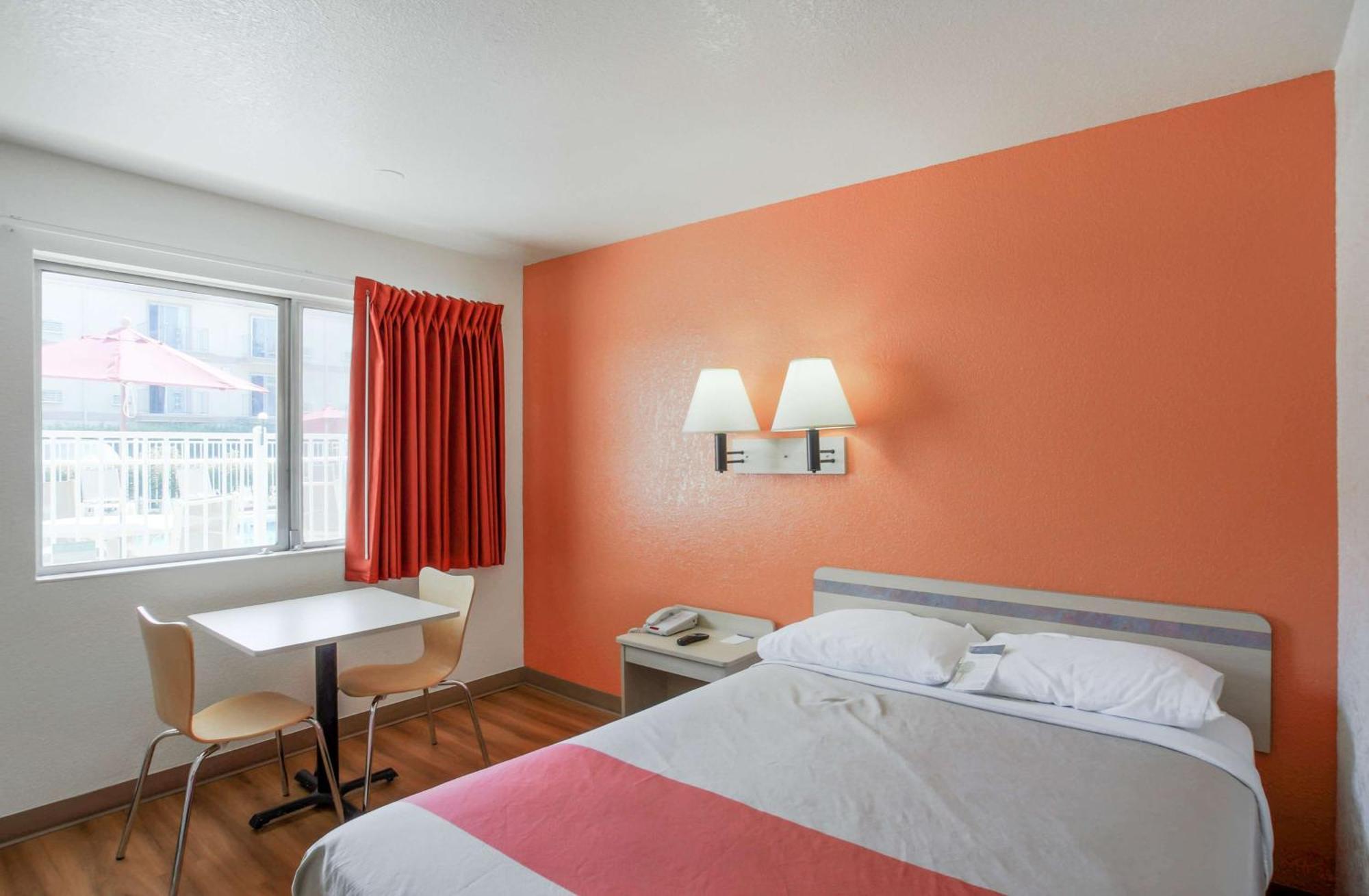 1 Queen Bed 