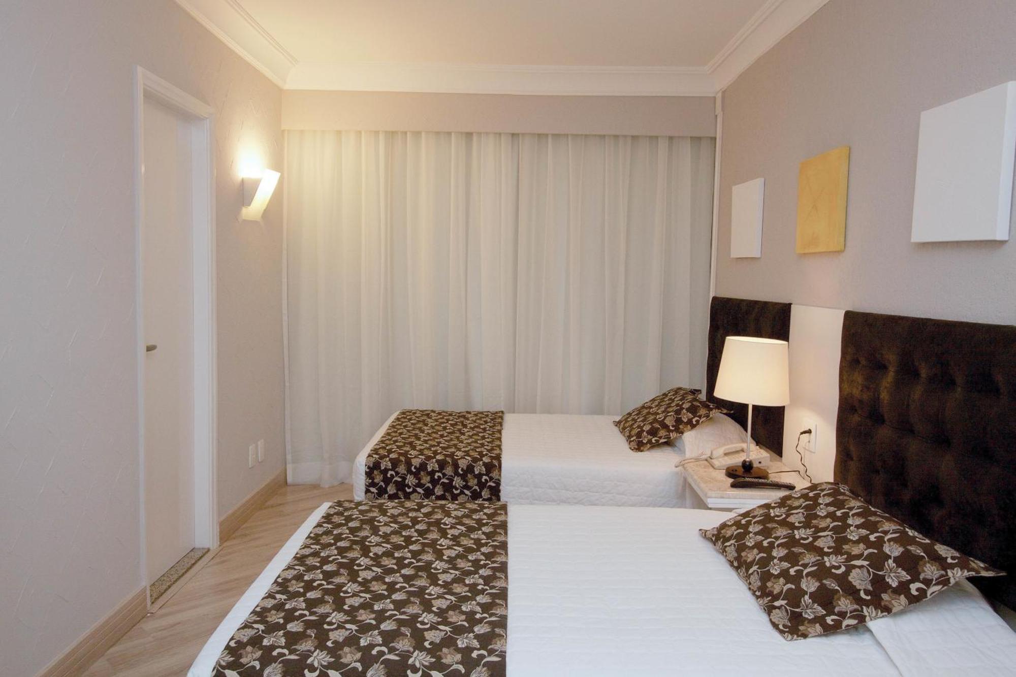 Quarto Luxo com 2 Camas de Solteiro