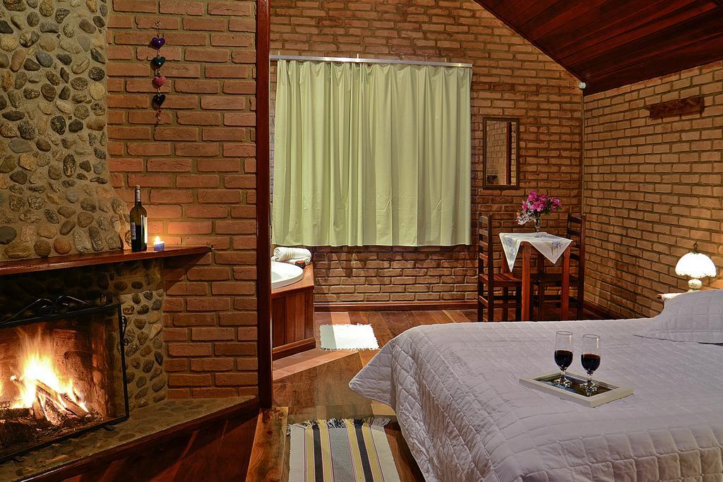 Chalé com Banheira de Hidromassagem (2 Adultos)