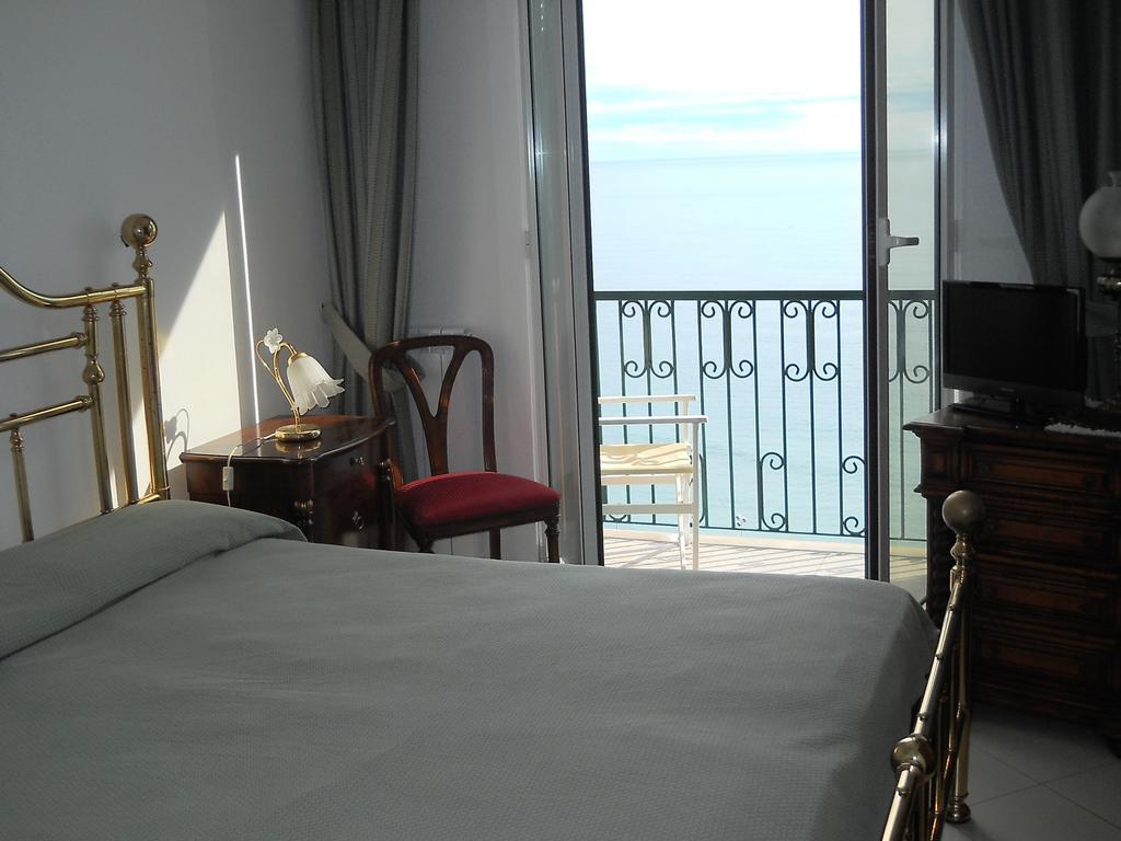 Camera Matrimoniale con Balcone e Vista Mare