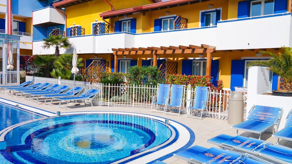 Villa mit Balkon (2 Erwachsene und 2 Kinder)
