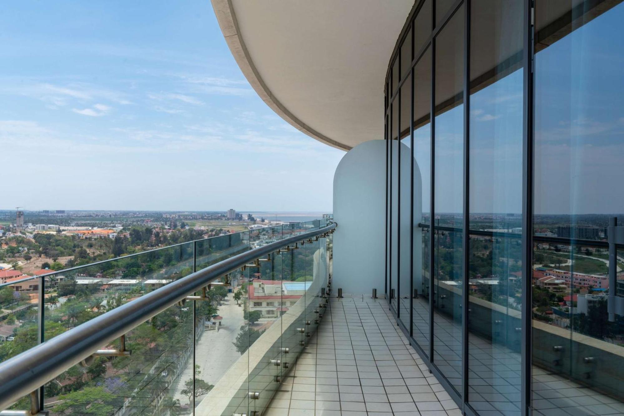 Apartamento de 1 Quarto com Varanda e Vista da Cidade.