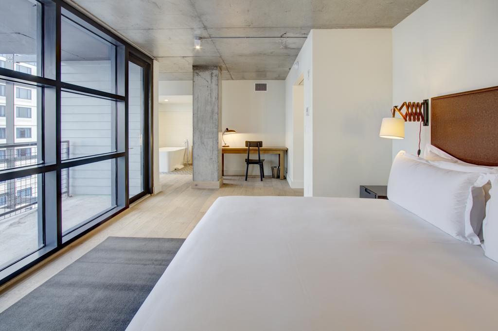 Habitación Estudio con cama extragrande y balcón