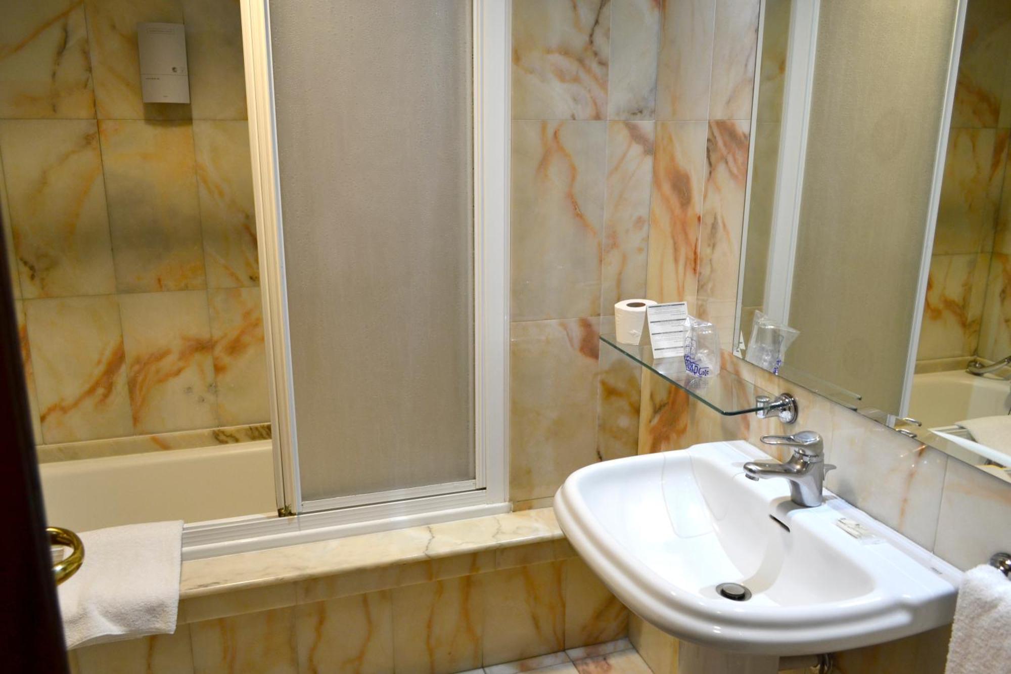 Budget Double or Twin Room,1224089206:JPEG