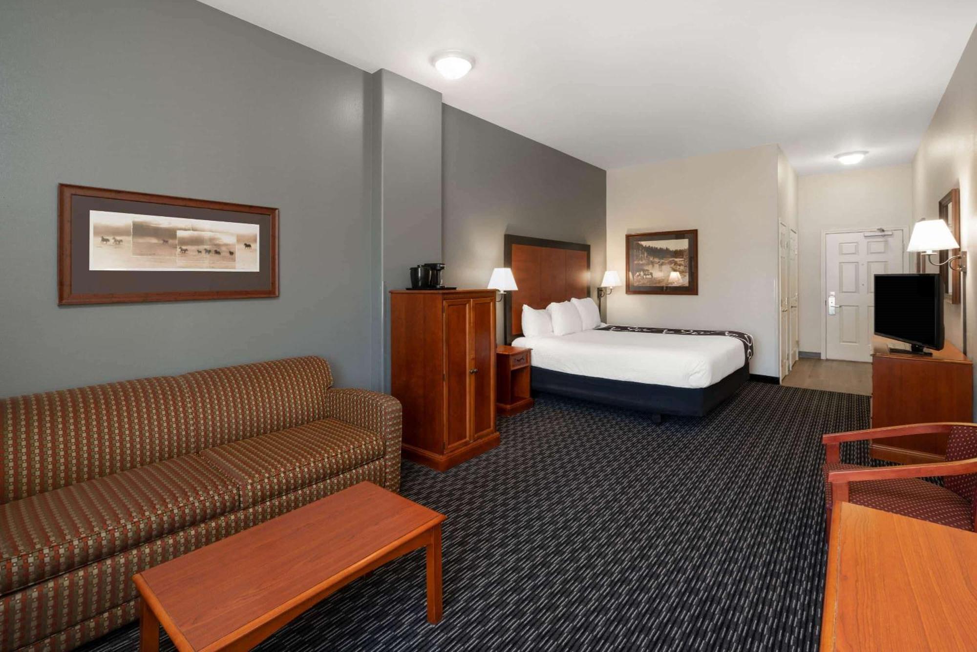 Deluxe King Room with Mobility/Hearing Impaired Access - Non-Smoking