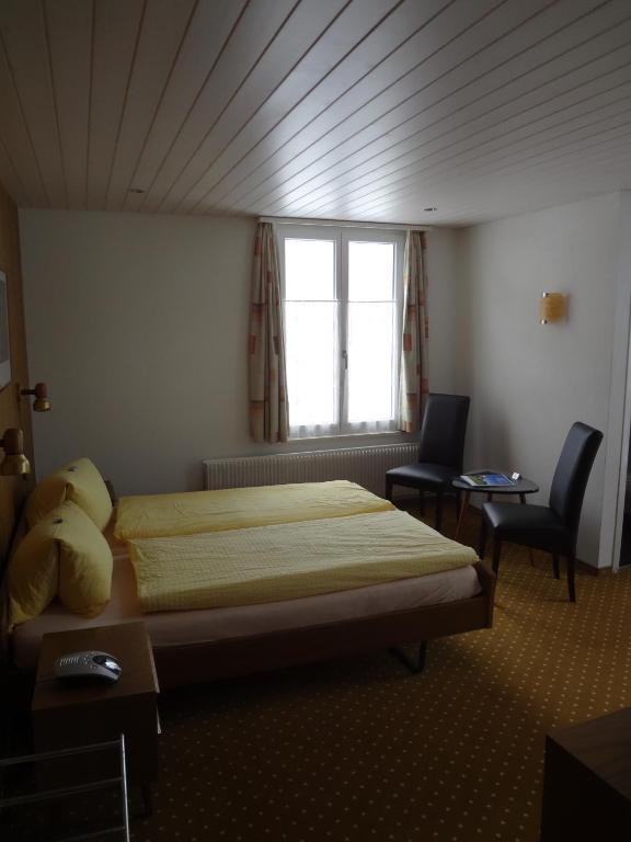 Tweepersoonskamer met 1 of 2 Bedden, een Balkon en Uitzicht op de Bergen