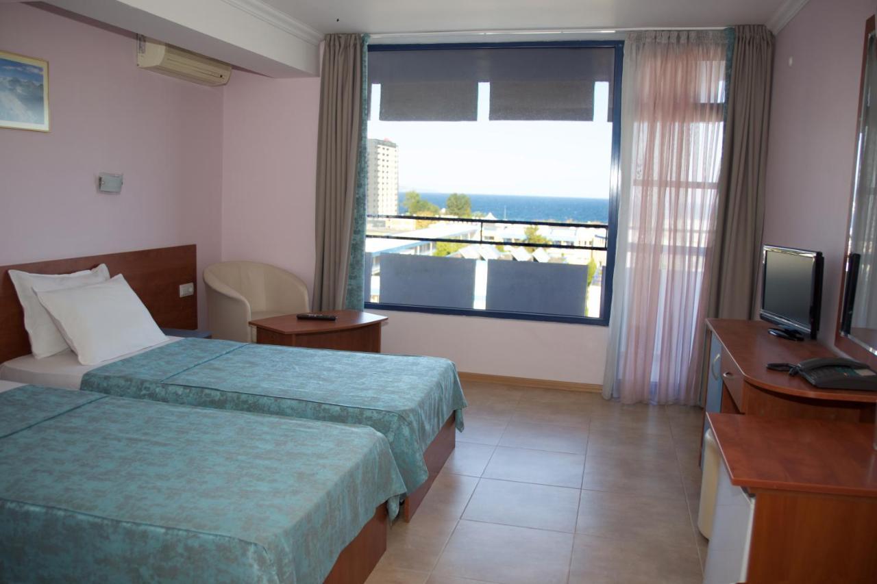 Kamer met 2 Eenpersoonsbedden en een Balkon (2 Volwassenen en 1 Kind)