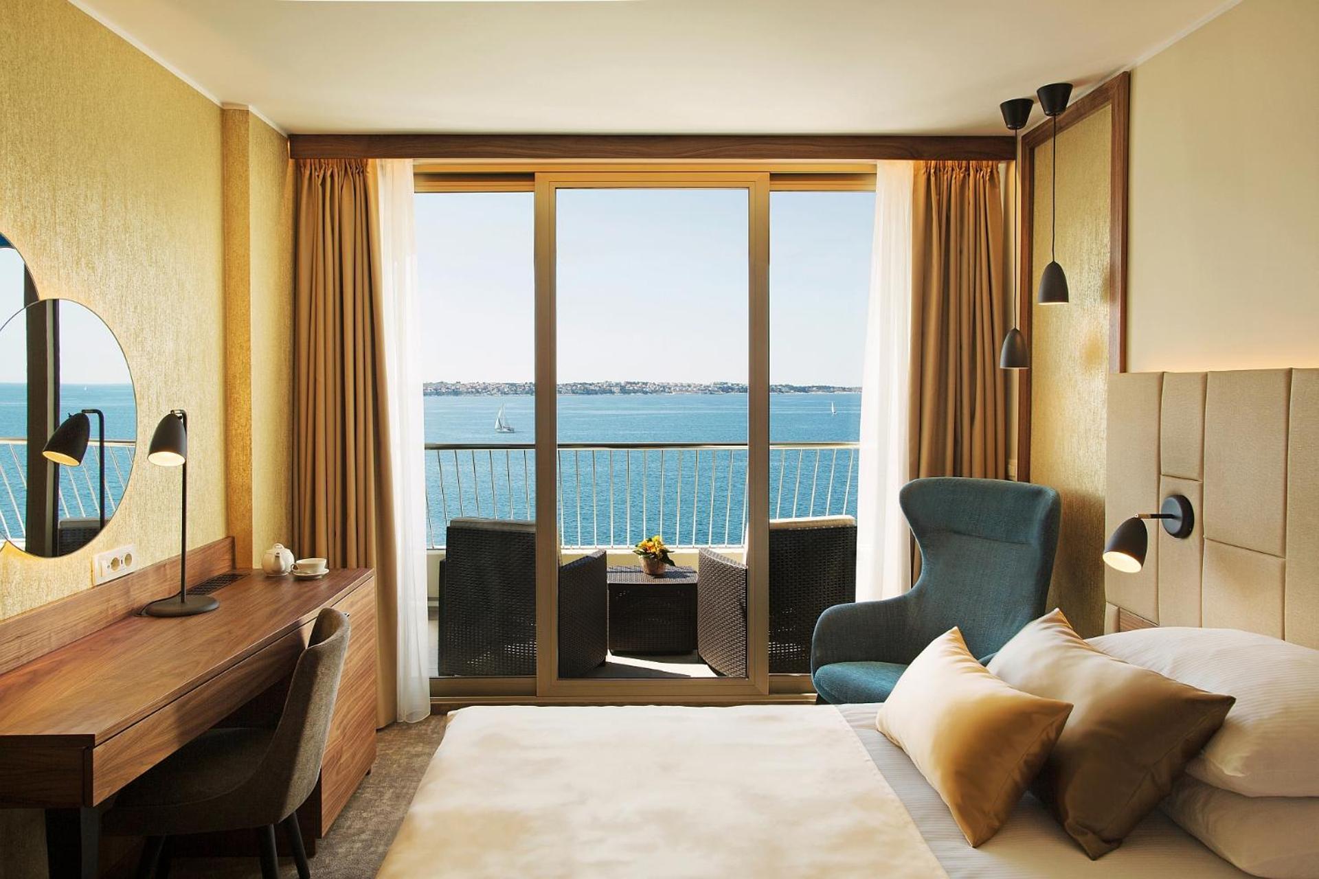 Deluxe Doppel-/Zweibettzimmer mit Balkon und Meerblick