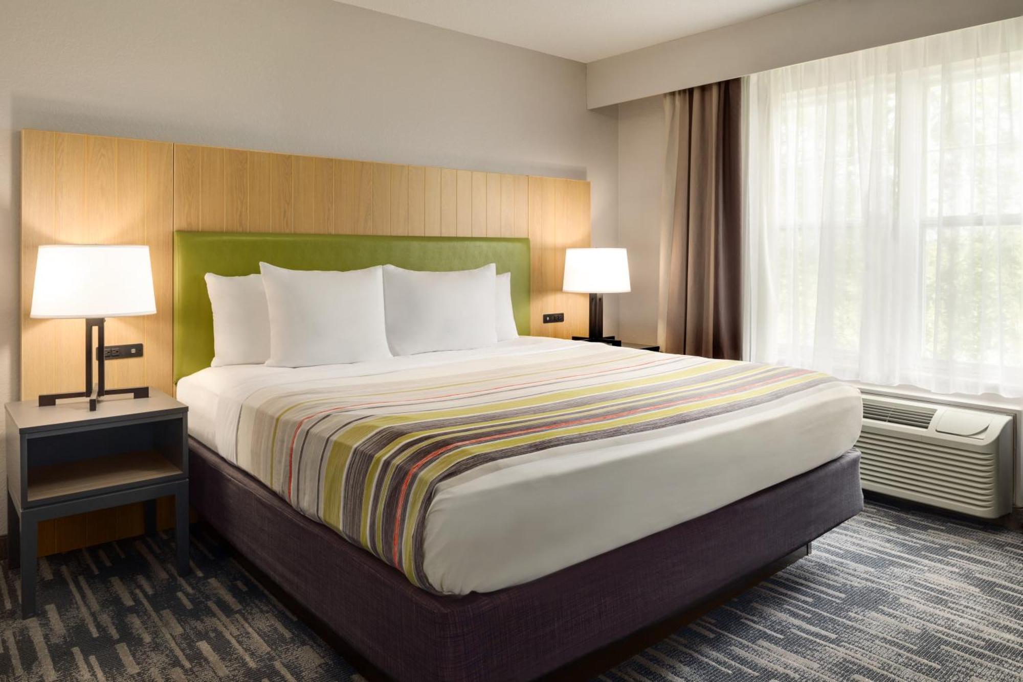 Extended Stay King Suite with Whirlpool and Kitchenette