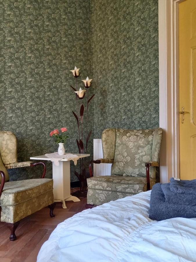Tweepersoonskamer met 2 Aparte Bedden en Eigen Badkamer