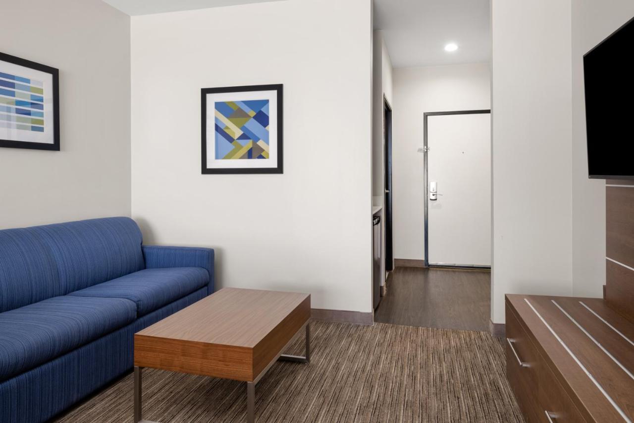 Queen Suite with Two Queen Beds and Sofa Bed