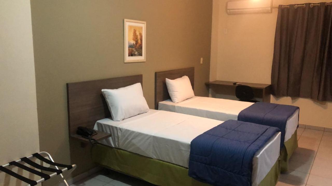 Quarto com 2 Camas de Solteiro
