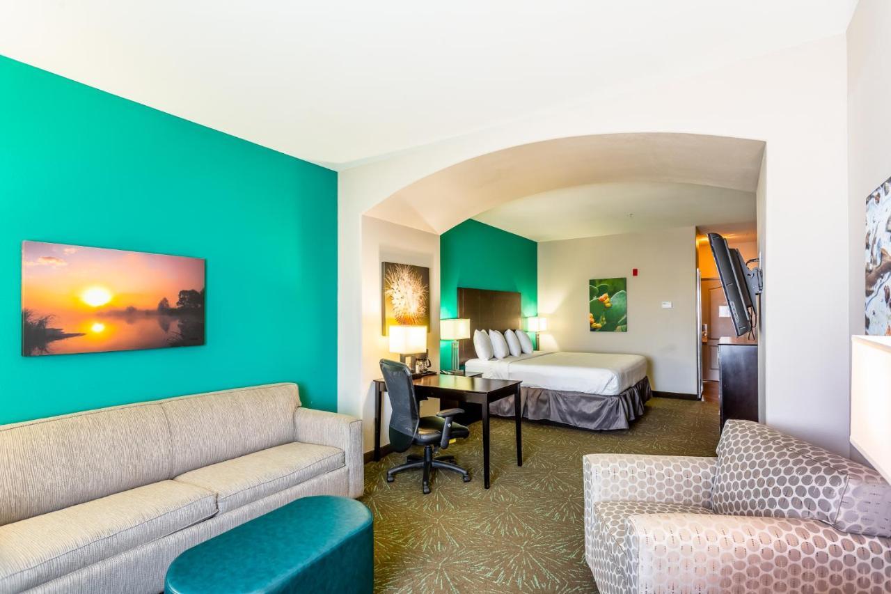 King Suite with Mobility Access and Bathtub with Grab Bars, Non-Smoking