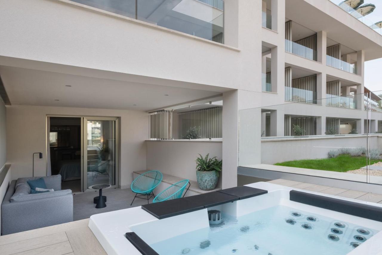 Junior Suite met Hot Tub en Terras met Zijdelings Uitzicht op Zee