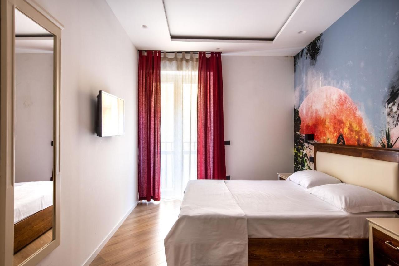 Zimmer mit Queensize-Bett und Balkon