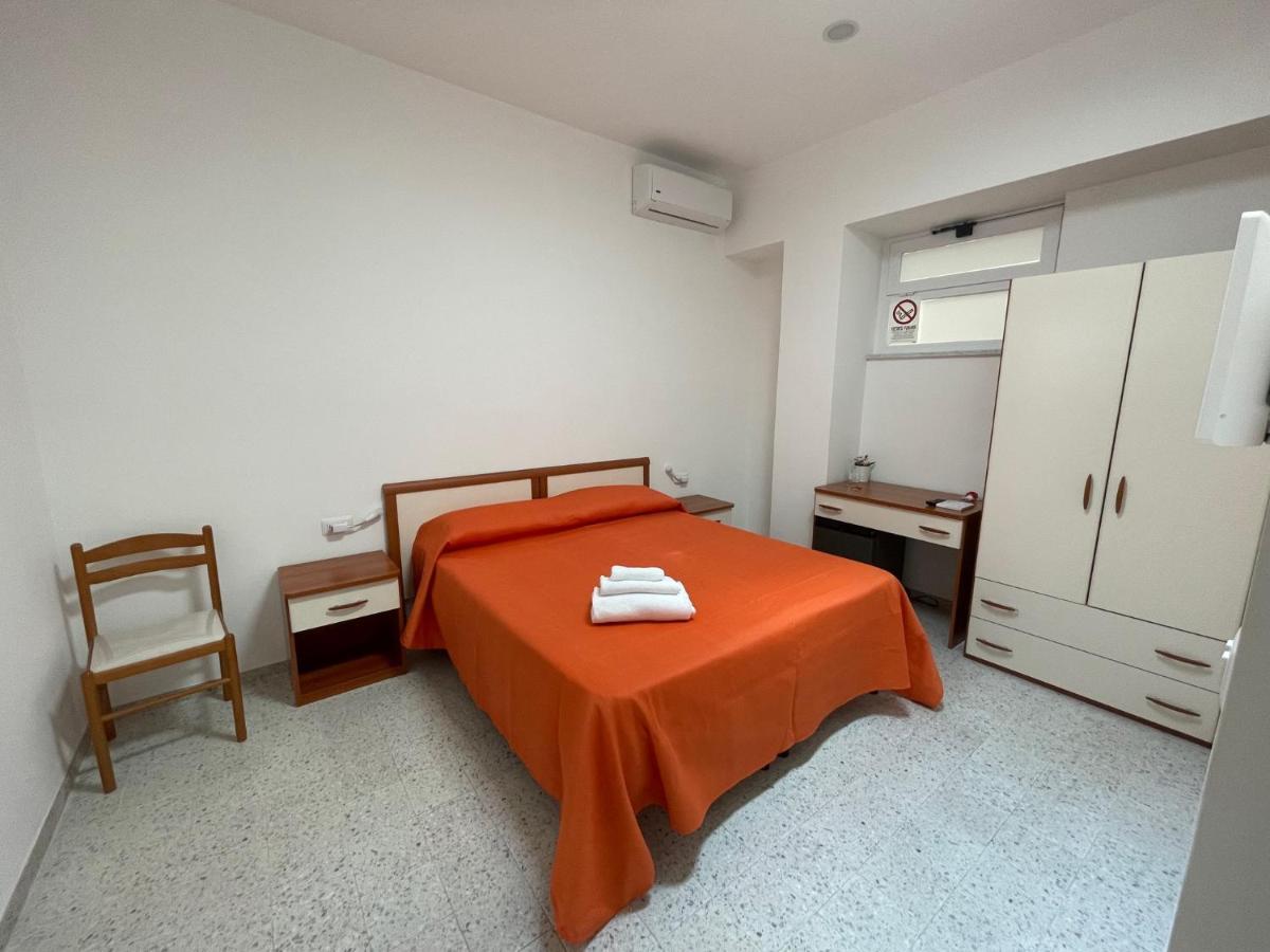 Quarto com Cama de Casal ou 2 de Solteiro e Banheiro