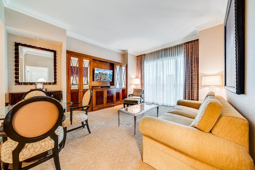 Elite Suite mit 1 Schlafzimmer, Balkon und Blick auf den Strip