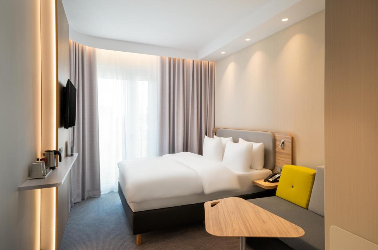Standard Zimmer mit Queensize-Bett, Schlafsofa und Bergblick