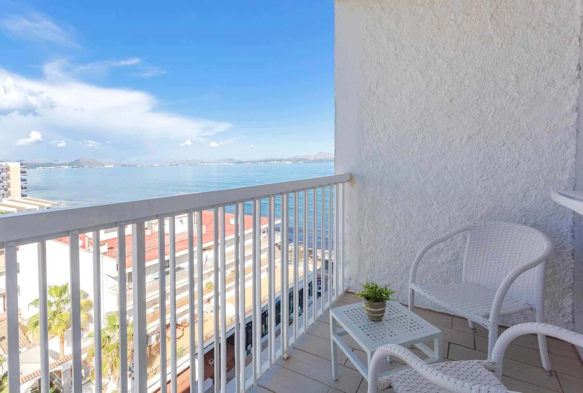 Doppelzimmer mit Balkon und seitlichem Meerblick