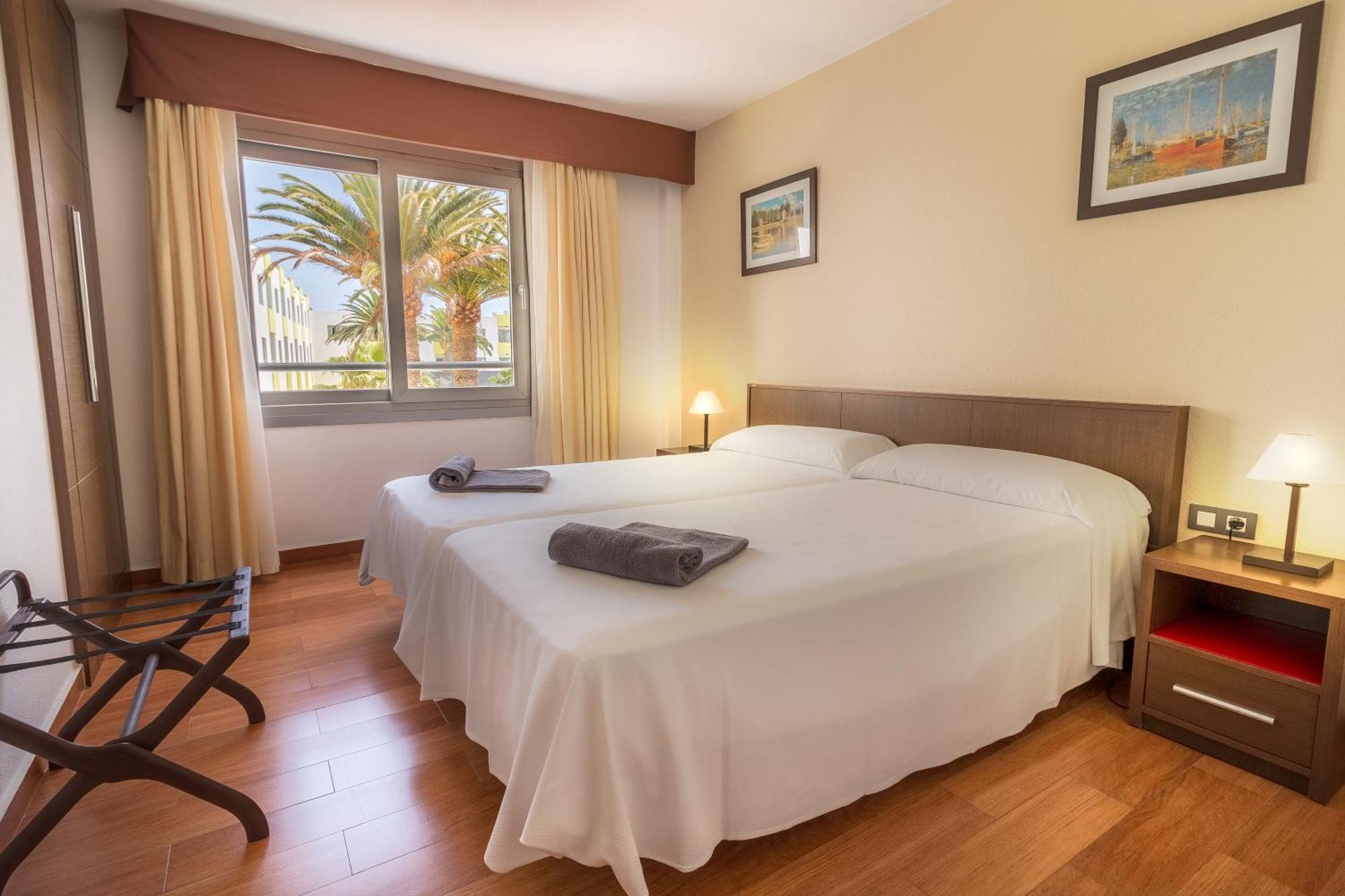 Premium Zweibettzimmer mit Poolblick (1 Erwachsener + 1 Kind)