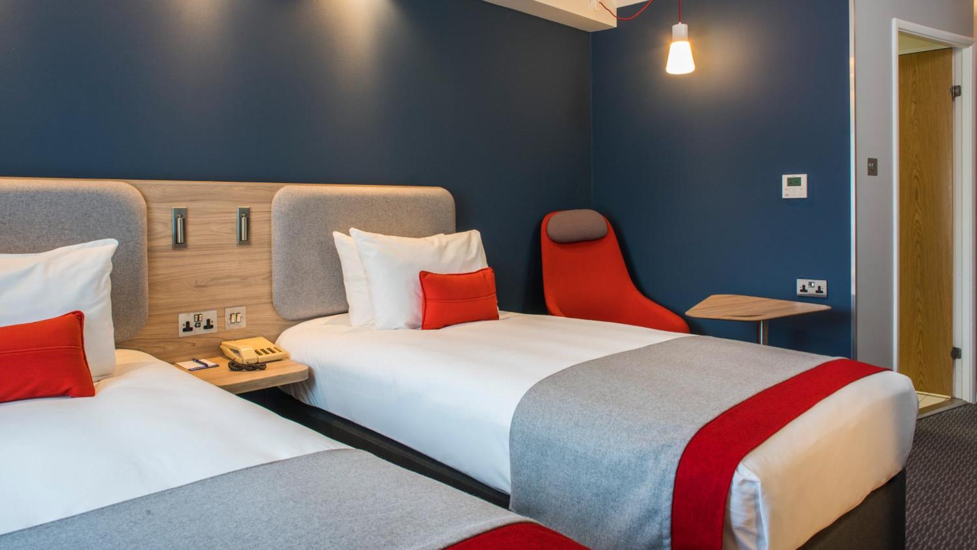 Standaard Tweepersoonskamer met 2 Aparte Bedden en Gratis Warm Ontbijt