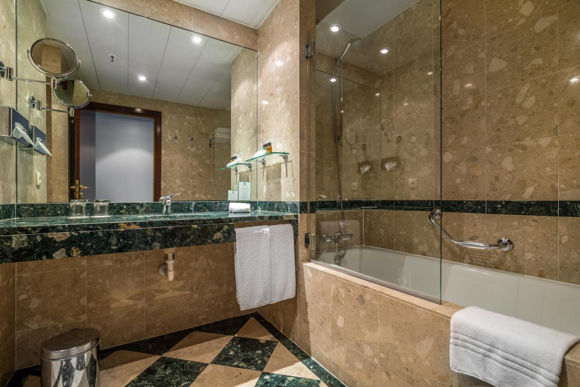 Quarto Premium com 2 Camas de Solteiro e Vista do Rio