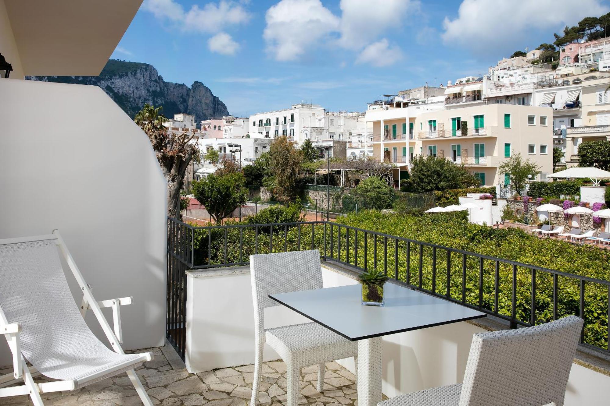 Doppel-/Zweibettzimmer mit Balkon und Gartenblick