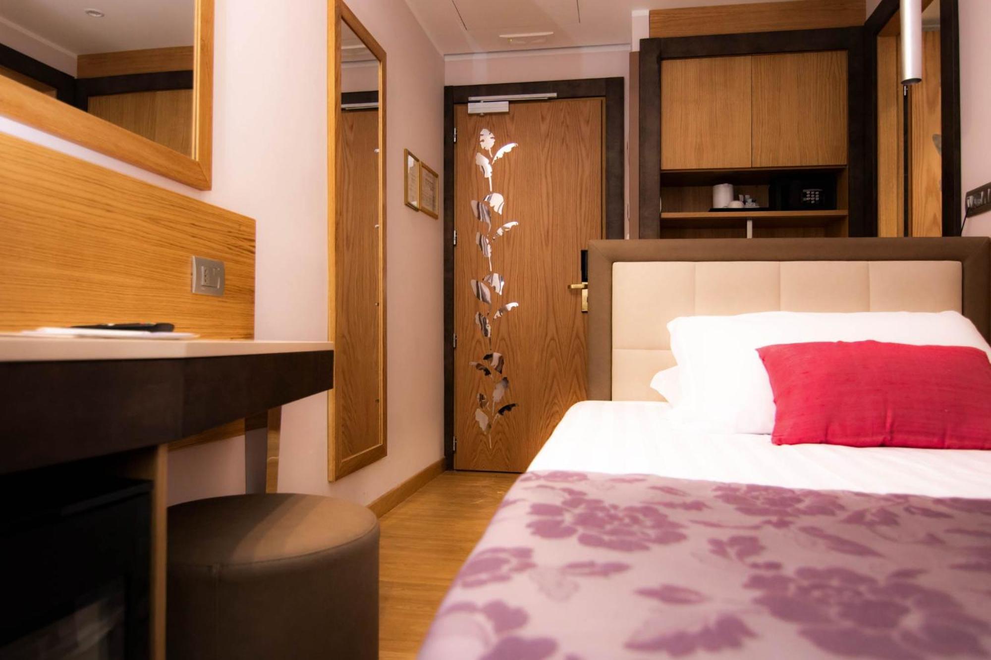 Quarto Pequeno - Cama de Corpo e Meio