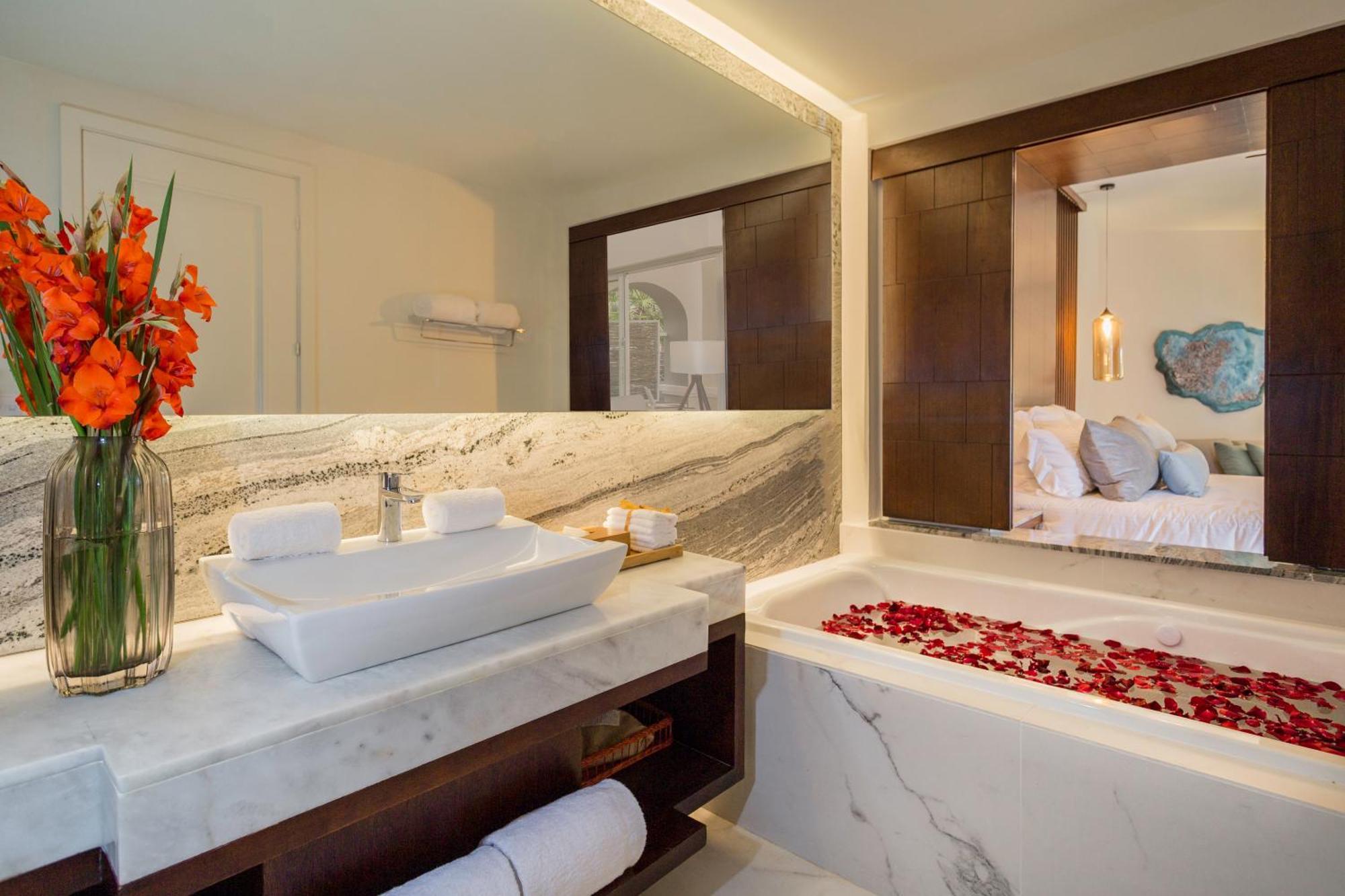 Junior Suite Partial Ocean View King
