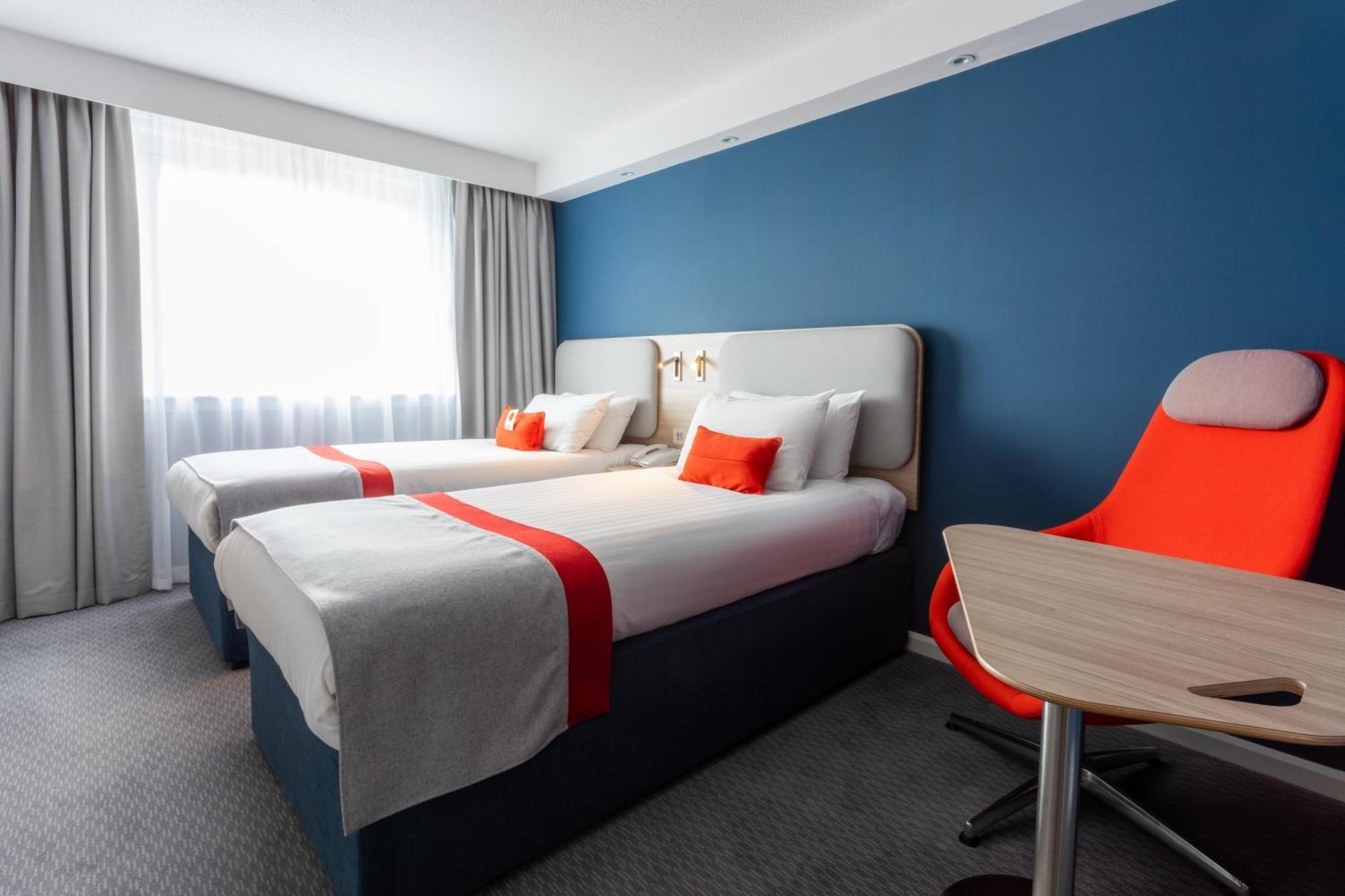 Standaard Tweepersoonskamer met 2 Aparte Bedden en Gratis Warm Ontbijt